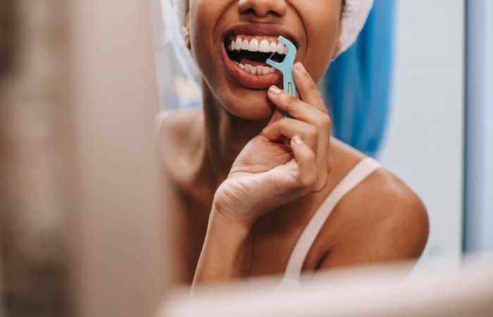 7 Manfaat Rajin Flossing yang Belum Banyak Diketahui